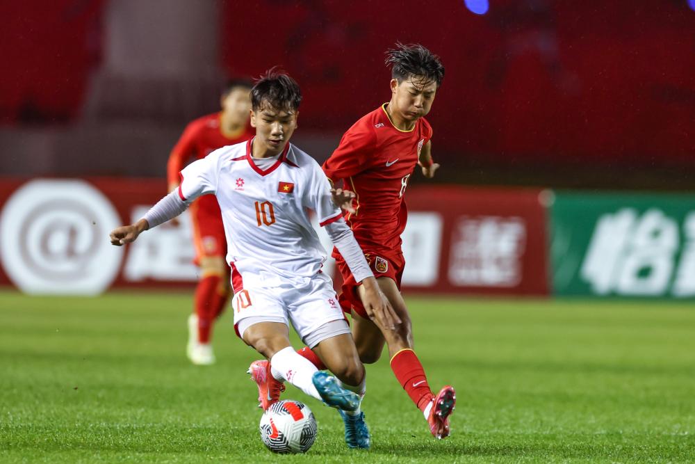 曼联狂丢21球暴露防守隐患，明夏抢免费英超铁卫！阿莫林欲签嫡系